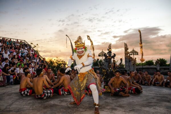 60 minutes Kecak Dance Performance at Uluwatu Temple - Image 6