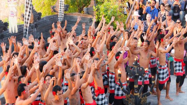 60 minutes Kecak Dance Performance at Uluwatu Temple - Image 3